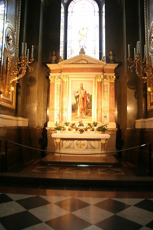 buda0009.JPG - Binnen in de Basiliek