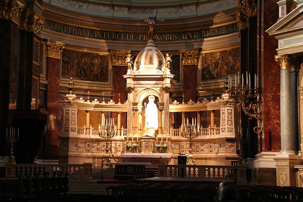 buda0013.JPG - Binnen in de Basiliek