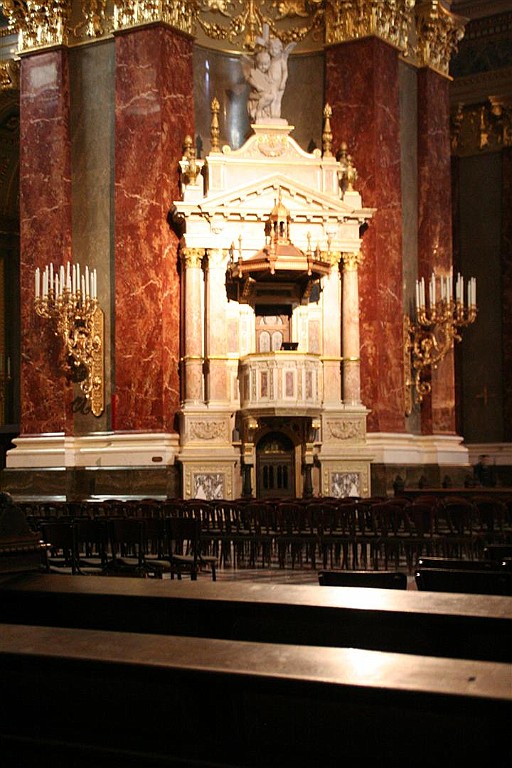 buda0014.JPG - Binnen in de Basiliek