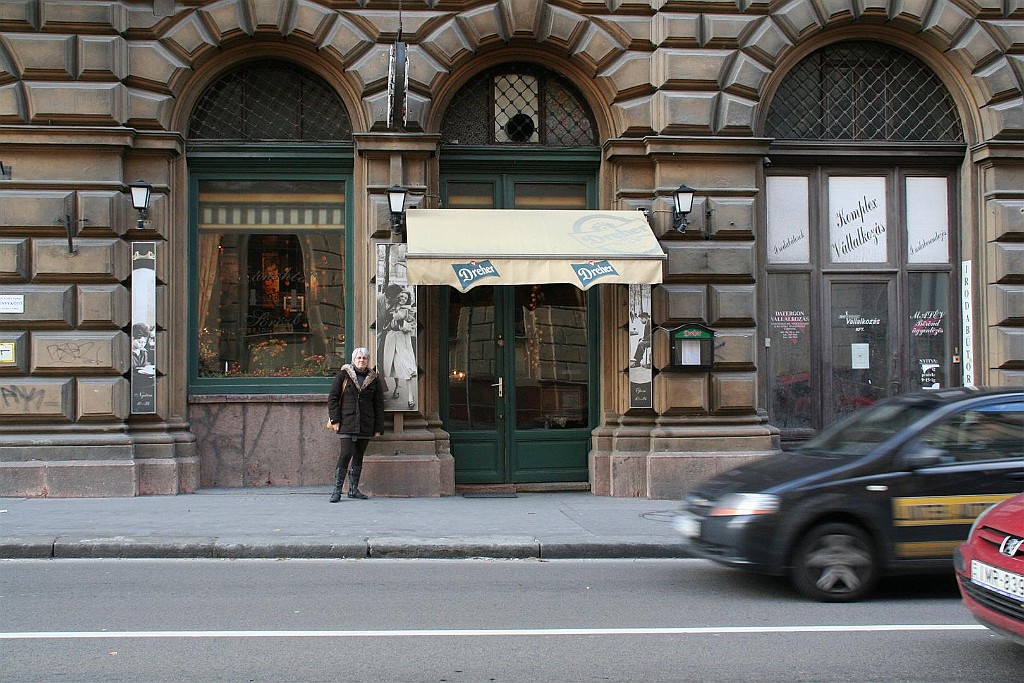 buda0037.JPG - Overal waar we komen stappen we een typisch, lokaal café binnen