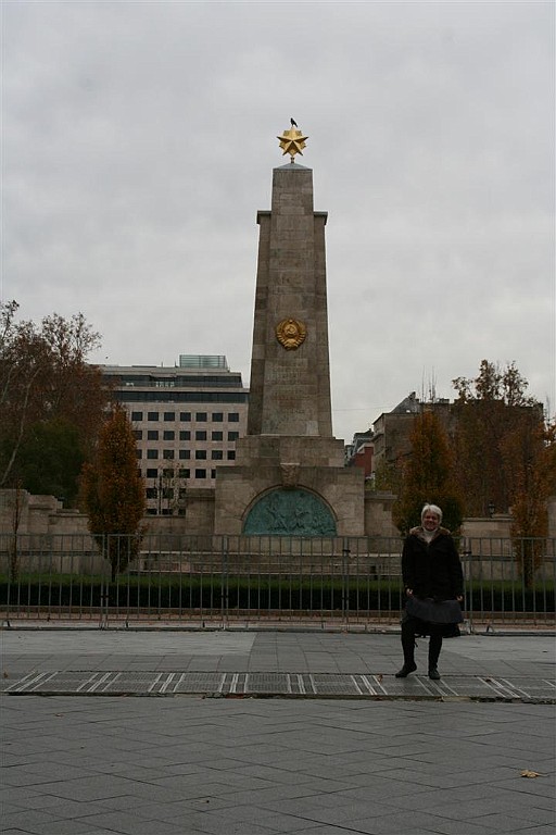 buda0076.JPG - Achteraan het standbeeld voor de Russische Helden