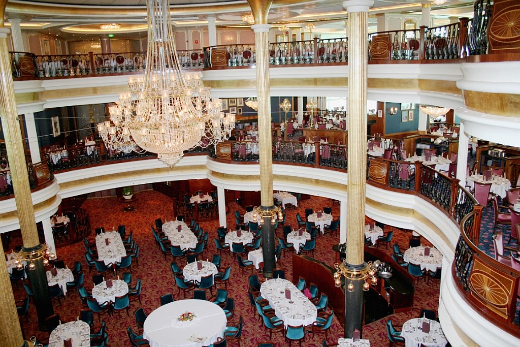 cruise049.JPG - De chique dining-room : 3 verdiepingen hoog