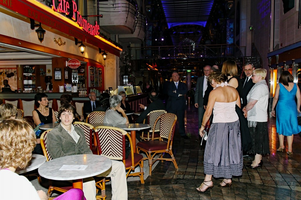 cruise249.jpg - Helemaal opgetut voor het eerste Formel Dinner