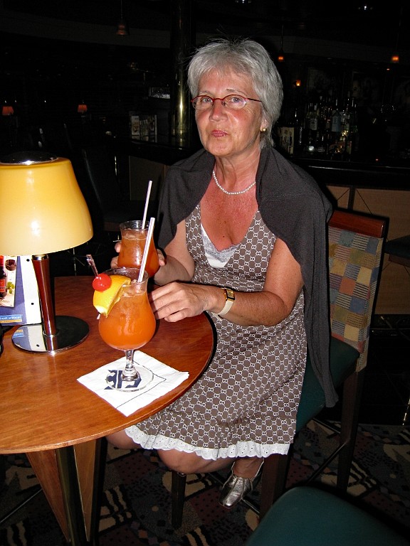 cruise441.JPG - Een mens moet toch iets drinken om zijn eten te laten verteren ...