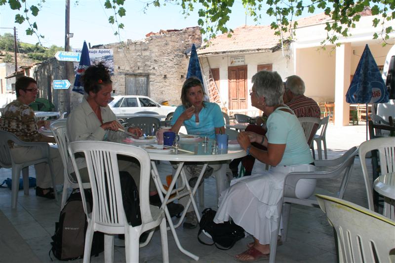 cyprus087.jpg - Ontbijt in een kafenion te Arsos