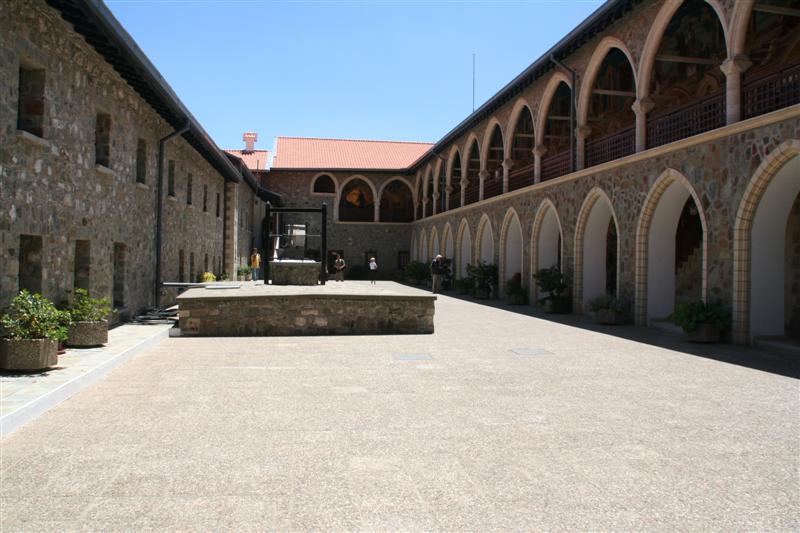 cyprus108.jpg - Binnenplaats met de galerijen