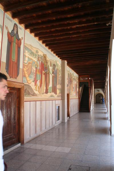 cyprus109.jpg - De taferelen onder de galerijen