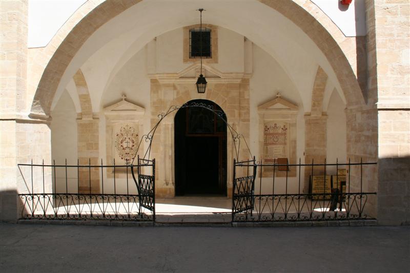 cyprus174.jpg - Ingang van de kerk van Omodhos
