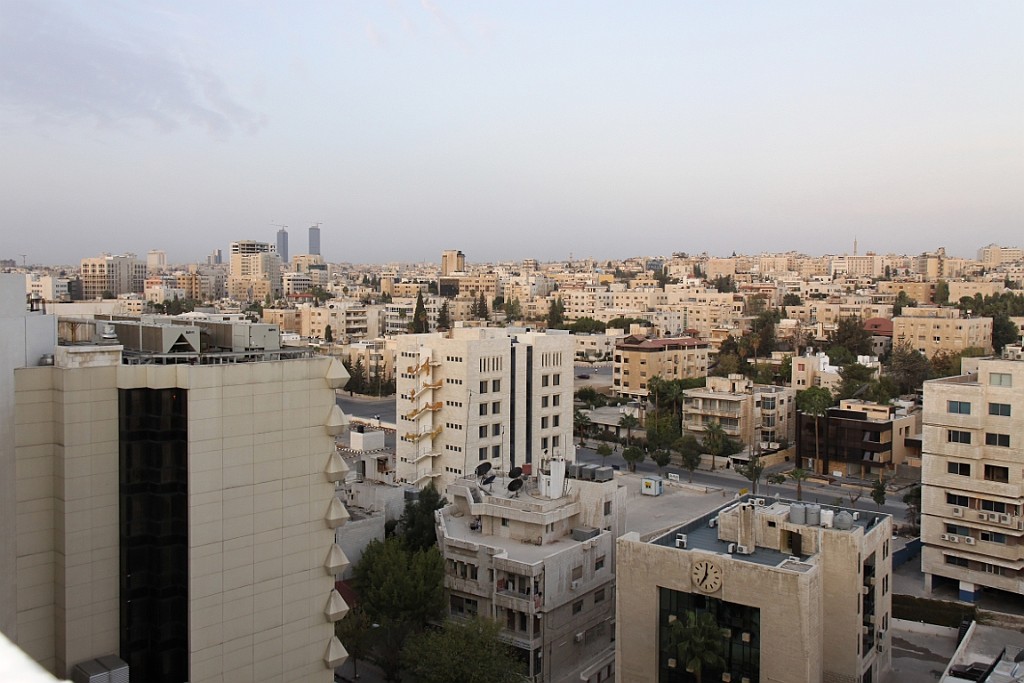 jor0059.jpg - In de verte de Amman Twin Towers