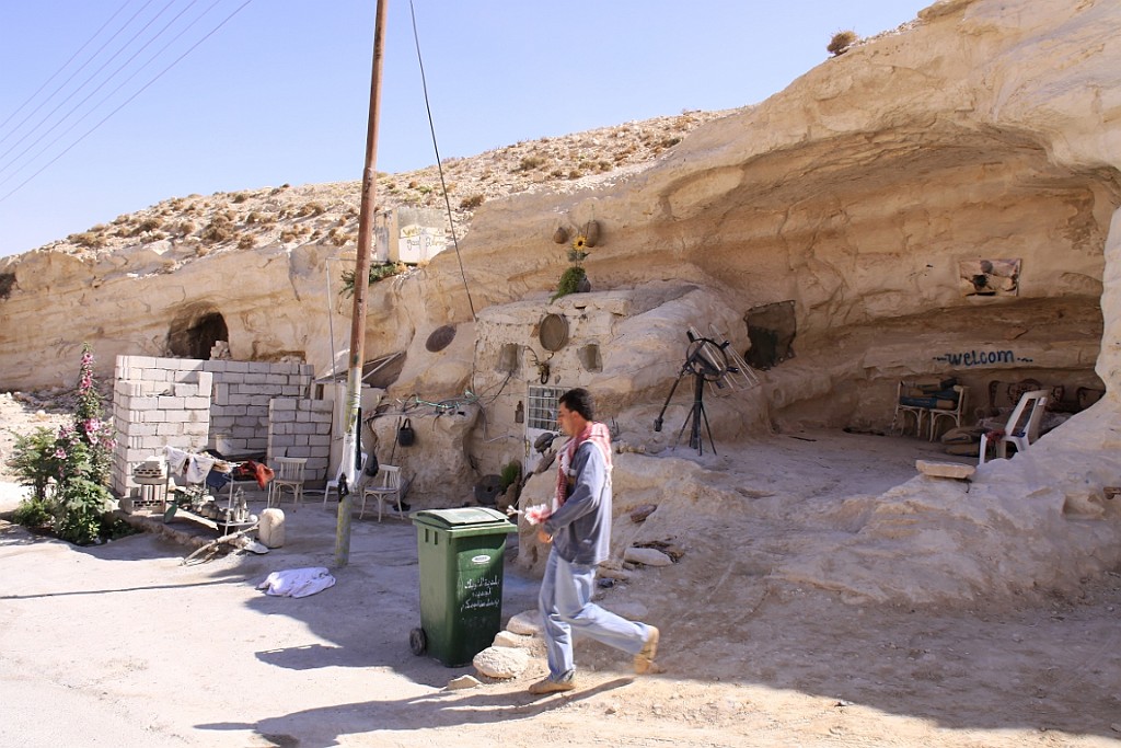 jor0649.jpg - Deze grotten worden nog bewoond