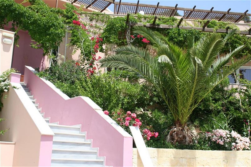 kreta05.jpg - Achter de bloemen is onze kamer met terras