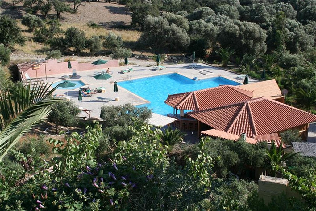 kreta14.jpg - Ook voor het zwembad moet je helemaal naar beneden
