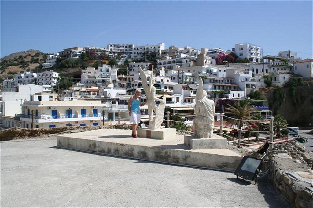 kreta15.jpg - De beelden die uitkijken over het haventje