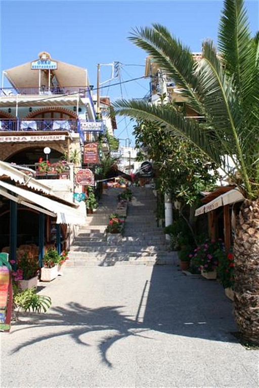 kreta28a.jpg - de gezellige straatjes tegen de bergwand