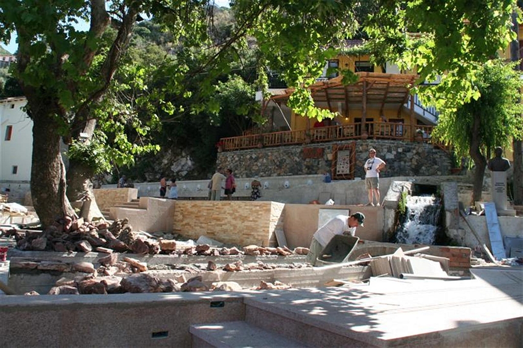 kreta39.jpg - Er wordt volop gerestaureerd