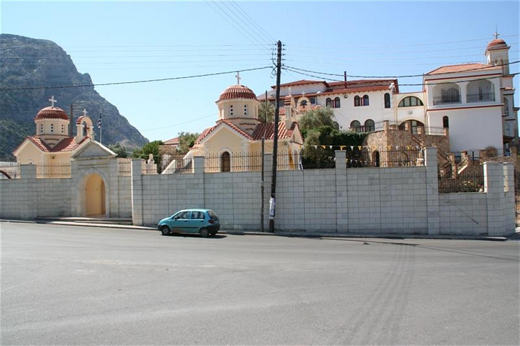 kreta47.jpg - Gerestaureerd klooster, waarin nu appartementjes zijn ingericht