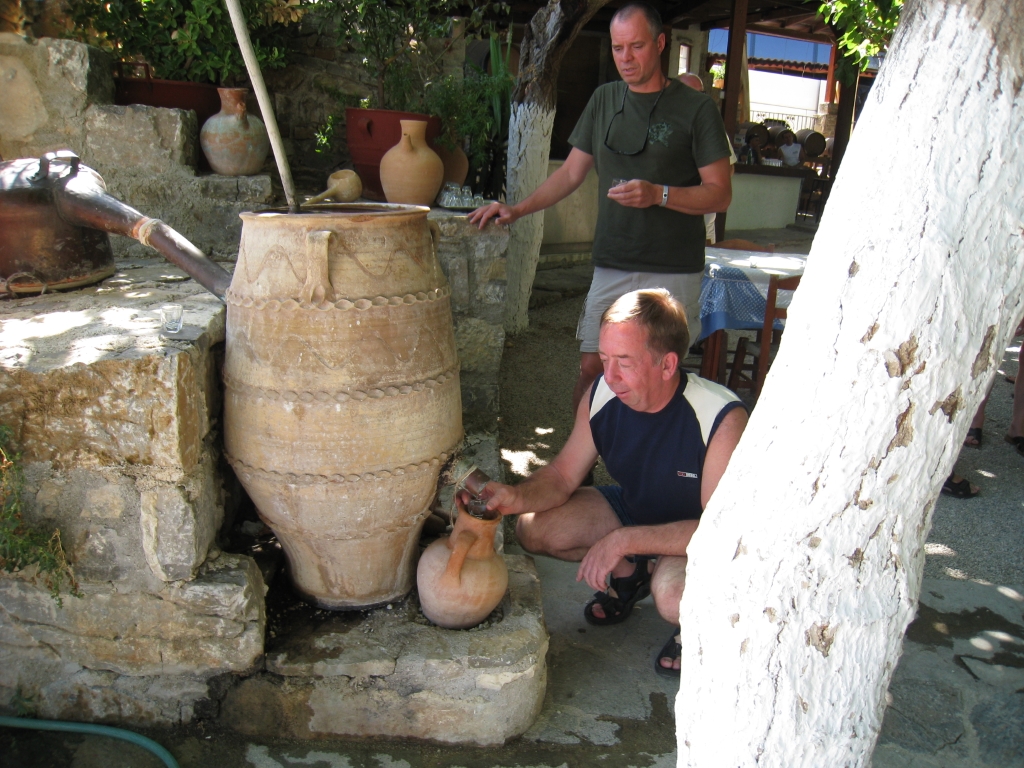 Kreta086.JPG - Warme Raki ... véél lekkerder dan de koude versie