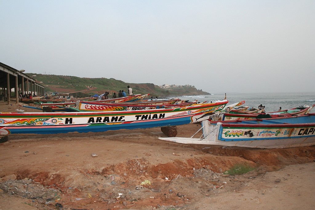 Senegal009.JPG - Typische, kleurrijke vissersboten