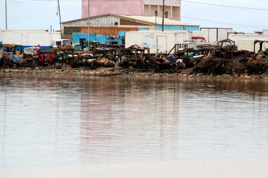 Senegal167.JPG - Achterkant van de visverwerking