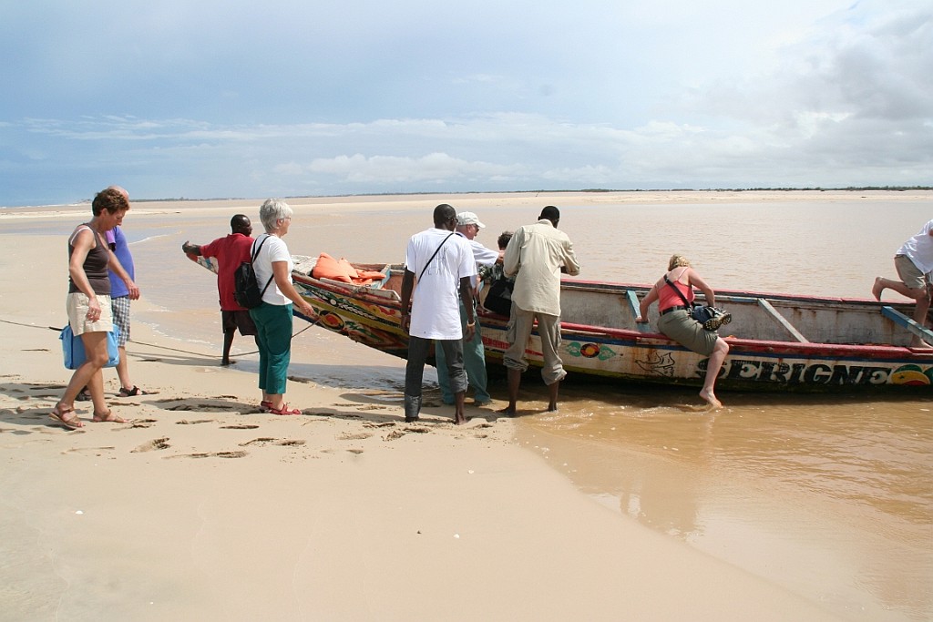 Senegal213.JPG - Iedereen terug in het schuitje