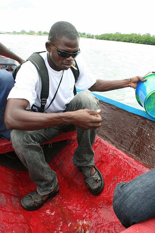 Senegal258.JPG - Ook een job voor de gids ... water uit de prauw scheppen