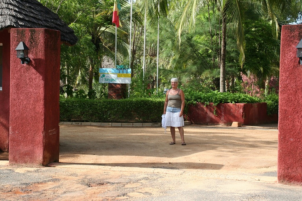 Senegal322.JPG - Aan de ingang van ons laatste hotel in Saly