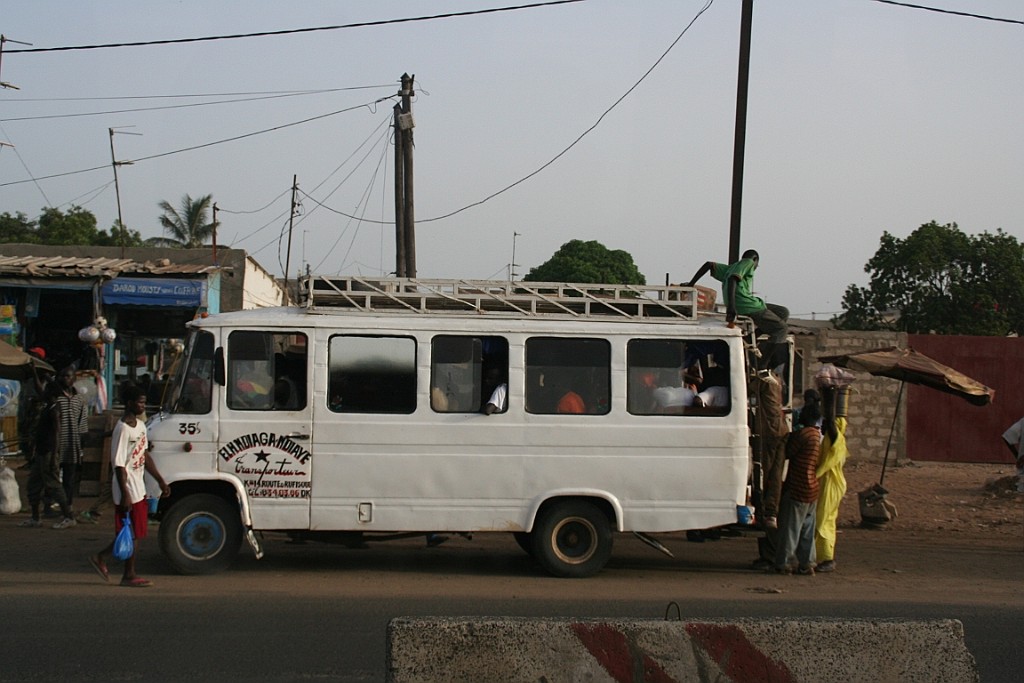 Senegal349.JPG - Een klein busje kan méér dan 50 personen vervoeren