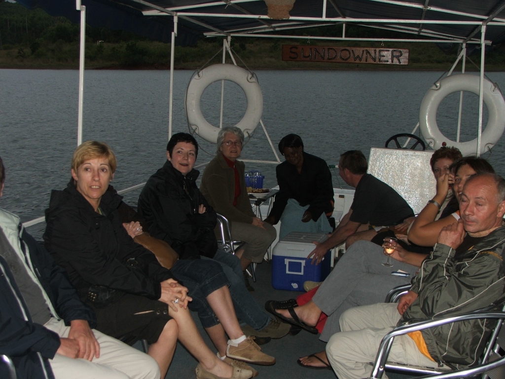 sa076.JPG - Een avondlijk boottochtje op het bijhorende meer
