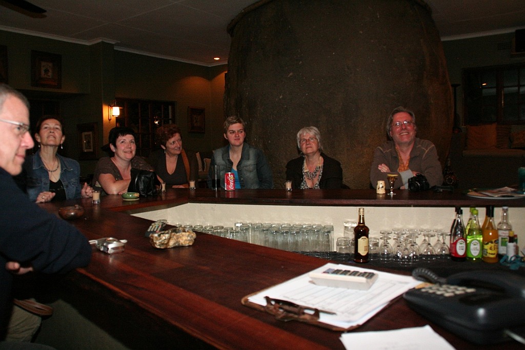 sa199.JPG - En natuurlijk het dagelijkse bezoek aan de bar