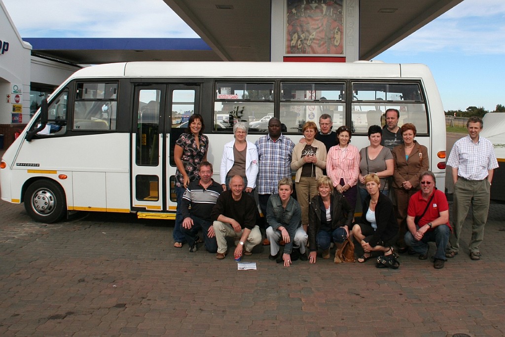 sa204.jpg - Groepsfoto vóór vertrek naar de luchthaven van George. (einde deel 1)