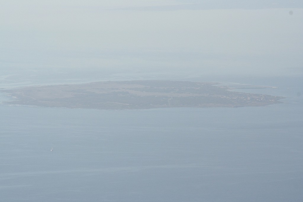 sa383.JPG - Robbeneiland, gezien van boven op de Tafelberg