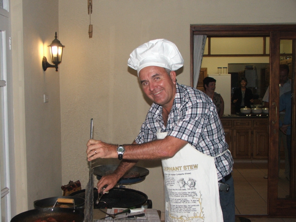 sa563.JPG - En het laatste avondmaal bij Gary in de Sundown Manor : een typische 'braai'